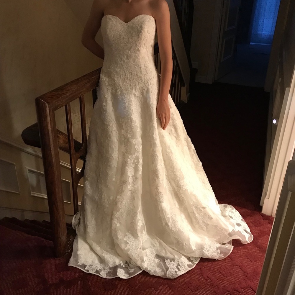 Brand new wedding dress never worn with tagsSIZE 8